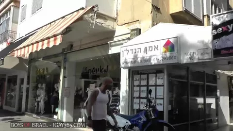 Plan cul dans un sex-shop gay de Barcelone