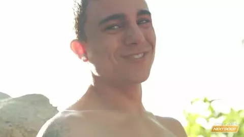 Bello ragazzo si masturba a bordo piscina