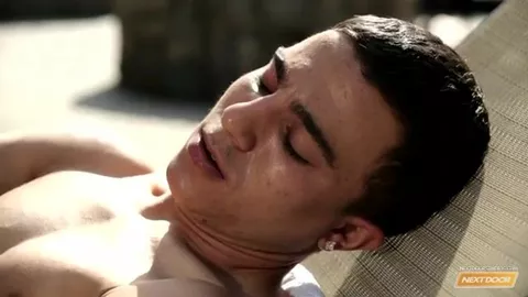 Bello ragazzo si masturba a bordo piscina