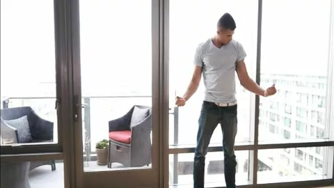 Eric, exhibicionista de torso marcado y peludo