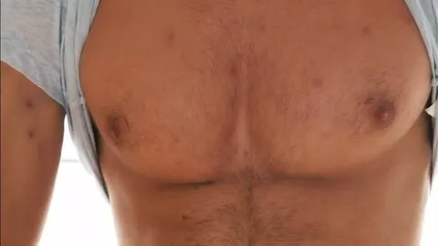 Eric, exhibicionista de torso marcado y peludo