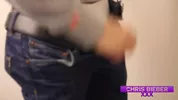 Chris Bieber rencontre un beau gosse sur GrindR et le ramène chez lui