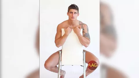 Modelo desnudo en una sesión de fotos