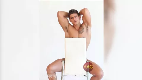 Mannequin nu lors d'un shooting photo