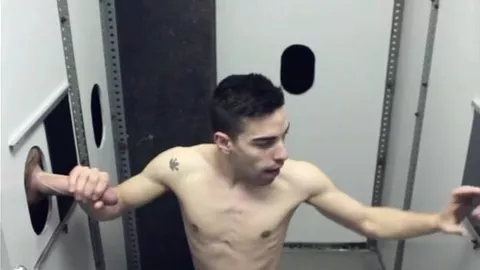 Jh pompe des grosses bites dans les glory holes