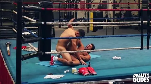 Boxeurs baisent sur le ring de boxe – Alex Rim & Draven Navarro