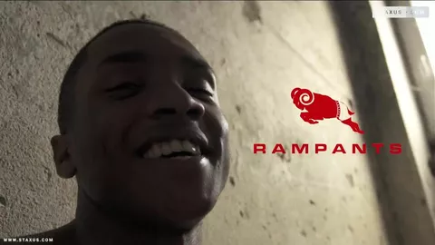 Twink, der auf schwarze Männer steht, bekommt den Arsch von einem Riesen gedehnt