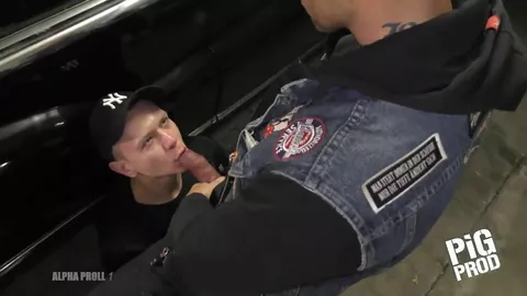 Porci super dotati giocano coi piedi in un parcheggio sotterraneo