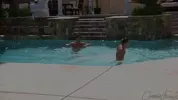 Cameron baise Sean au bord de la piscine
