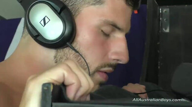 Etero pompato in un gloryhole improvvisato