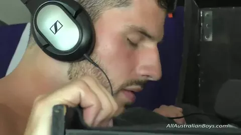 Etero pompato in un gloryhole improvvisato