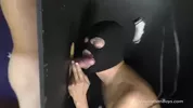 Etero pompato in un gloryhole improvvisato