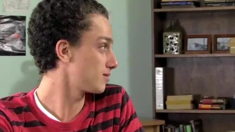 Aluno chupa o colega em sala de aula