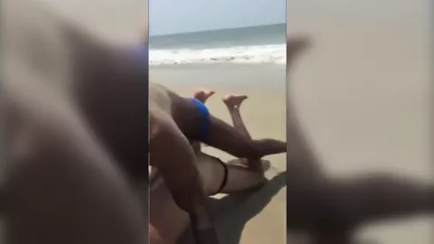 Touriste baisé sans capote à la plage (voyeur)
