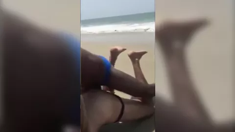 Touriste baisé sans capote à la plage (voyeur)