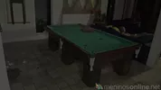 Schlampe kriegt den Arsch auf dem Billardtisch bearbeitet