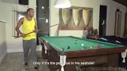 Schlampe kriegt den Arsch auf dem Billardtisch bearbeitet