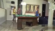Schlampe kriegt den Arsch auf dem Billardtisch bearbeitet