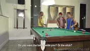Schlampe kriegt den Arsch auf dem Billardtisch bearbeitet