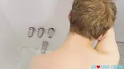 Je baise mon petit copain de 18 ans dans le bain