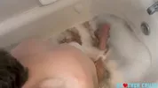 Je baise mon petit copain de 18 ans dans le bain