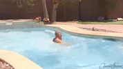 Sodomía a pelo junto a la piscina