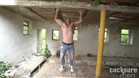 Tätowierter Alphamann fickt einen Skinhead in einem Squat