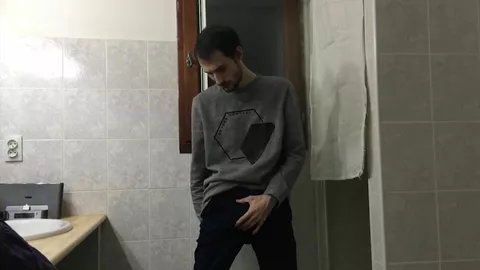 Argelino hétero gostoso se masturba