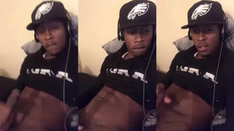 Jeune lascar black éjacule sur ses abdos