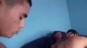 Jeune mec se fait remplir par deux lascars