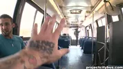 Exhib si succhiano e scopano su un bus per la città
