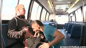 Exibidos chupam e transam num ônibus pela cidade