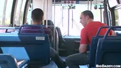 Plan cul gay dans un bus vide