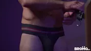 Chienne en jockstrap se fait pulvériser l'anus