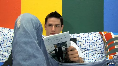 Giovane emo con una vita sessuale super attiva