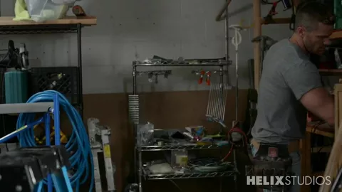 Un minet suce son professeur pour avoir une bonne note - Sasha Peterson & Landon Conrad