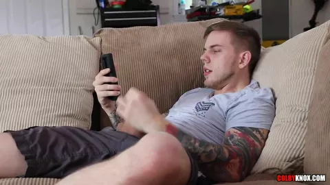 Scotty Knox schiaffeggia e scopa l’amico che l’ha beccato a segarsi