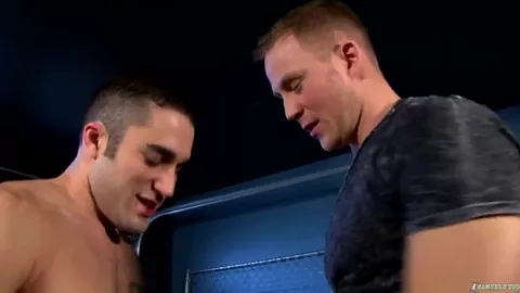 Paga con el culo para regatear una moto