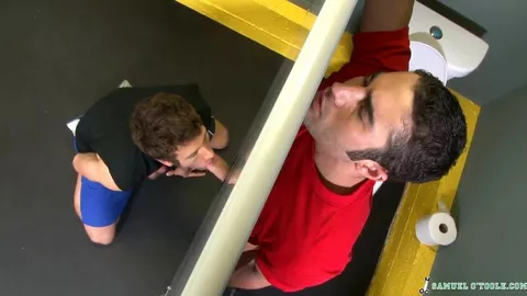 Ein Typ bläst durch ein Gloryhole in der Umkleide