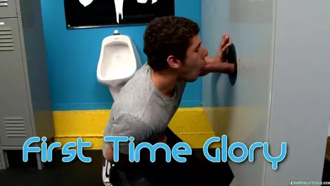 Erstes Gloryhole für diesen Gay-Stud