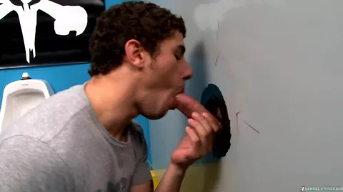 Primo gloryhole per questo stud gay