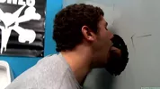 Erstes Gloryhole für diesen Gay-Stud