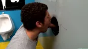 Erstes Gloryhole für diesen Gay-Stud