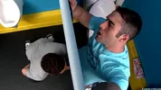 Erstes Gloryhole für diesen Gay-Stud