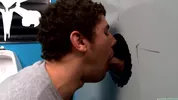 Erstes Gloryhole für diesen Gay-Stud
