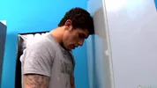 Erstes Gloryhole für diesen Gay-Stud