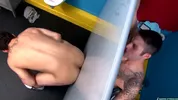 Erstes Gloryhole für diesen Gay-Stud