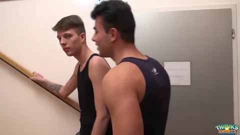 Il giovane Will Simon si fa massaggiare il buco da Joel Vargas