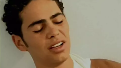 Junger Gay wird von zwei Arabern durchgenommen