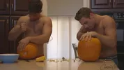 Abóboras talhadas e cus furados — Halloween gay